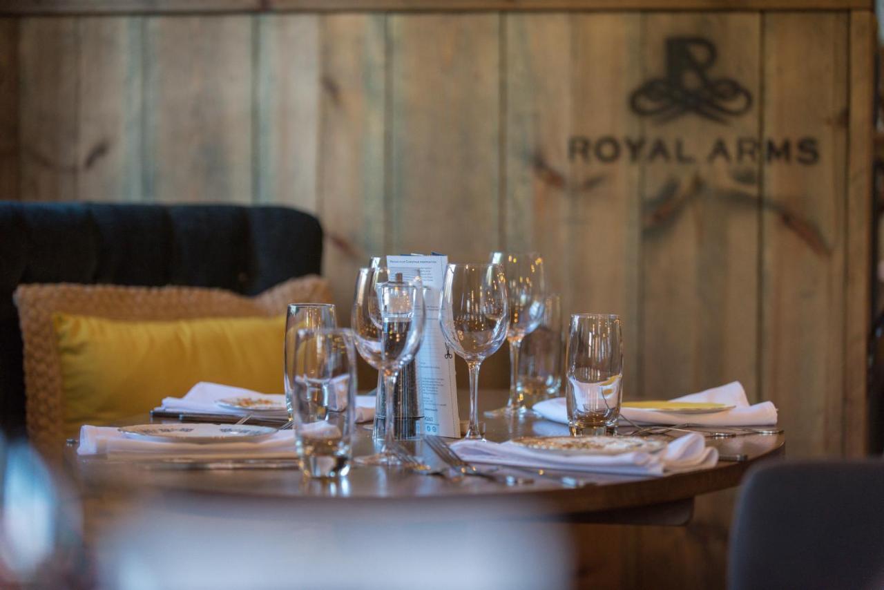 The Royal Arms Hotel 서튼체니 외부 사진
